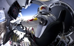 SAUT RECORD: FELIX  BAUMGARTNER FRACASSE LE MUR DU SON!